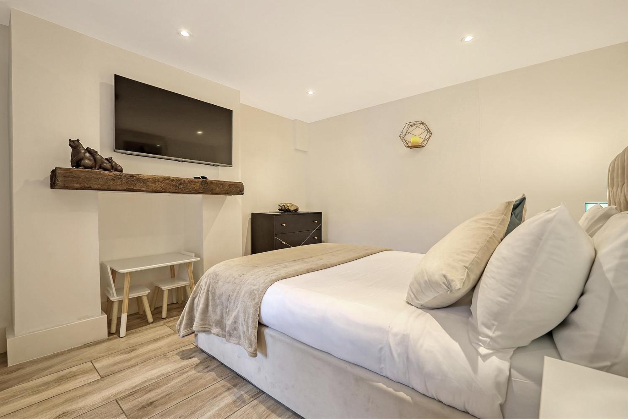 Luxury 2 Bedroom With Private Terrace & Parking - Wanstead, Escape In Apartamento