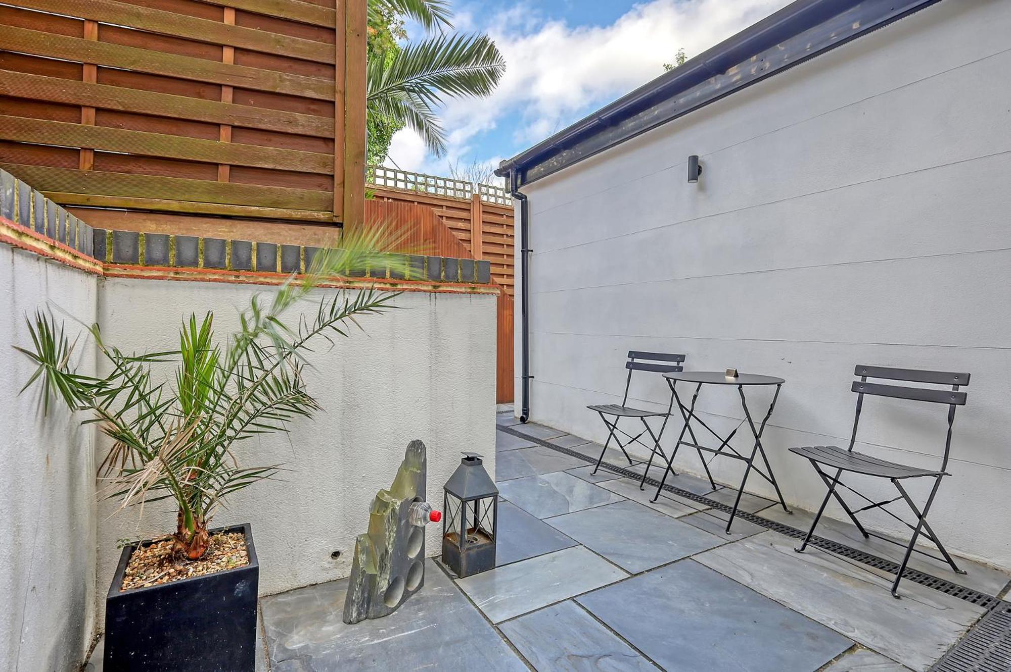 Luxury 2 Bedroom With Private Terrace & Parking - Wanstead, Escape In *
