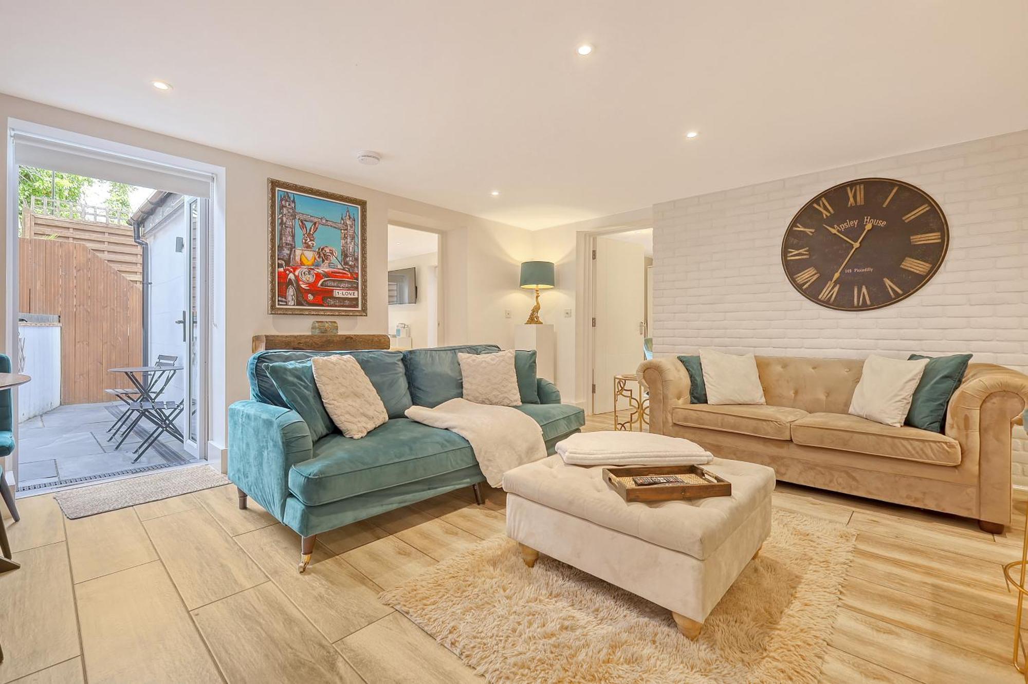 Luxury 2 Bedroom With Private Terrace & Parking - Wanstead, Escape In Londres
