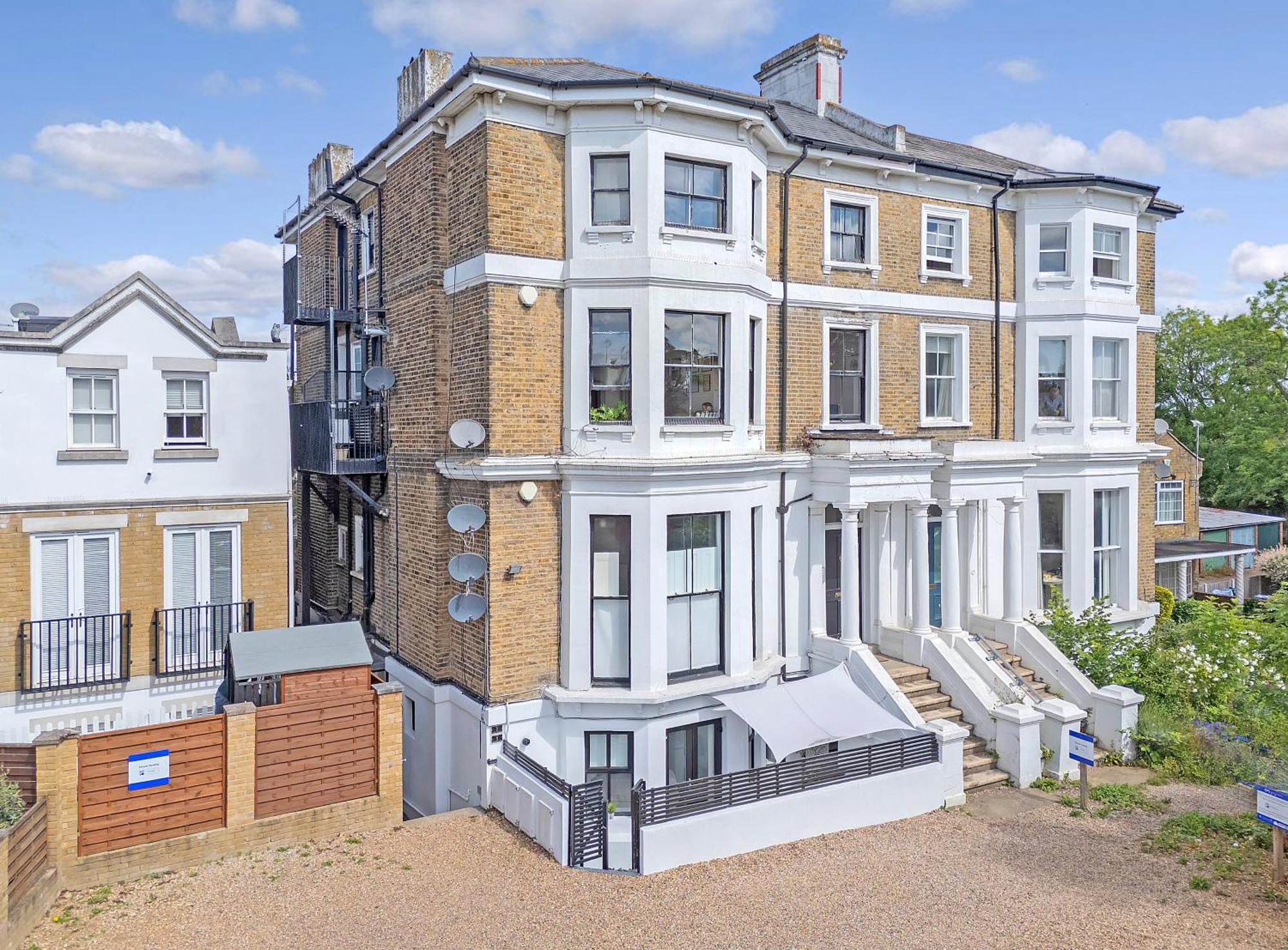 Luxury 2 Bedroom With Private Terrace & Parking - Wanstead, Escape In Apartamento Londres