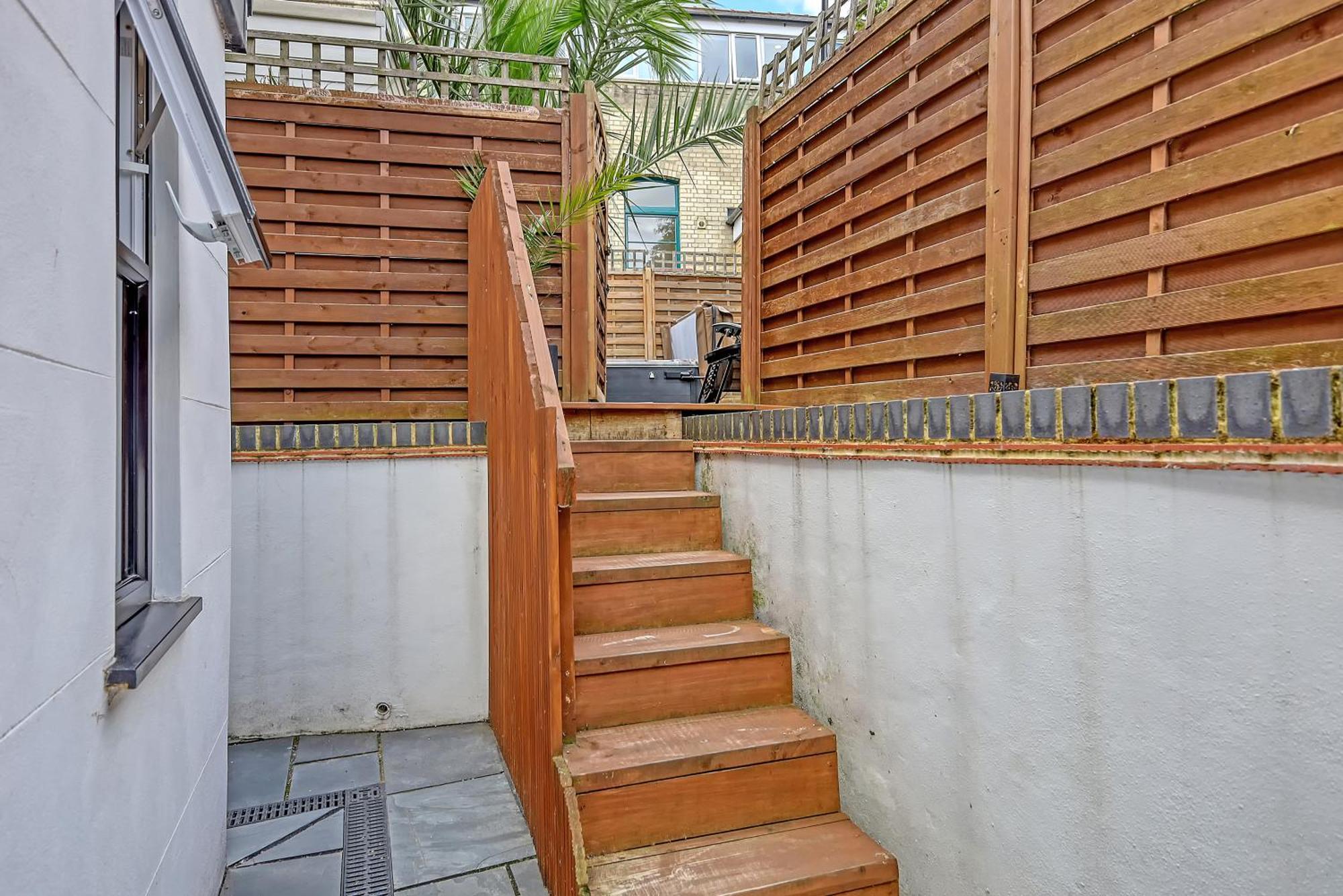 Luxury 2 Bedroom With Private Terrace & Parking - Wanstead, Escape In *